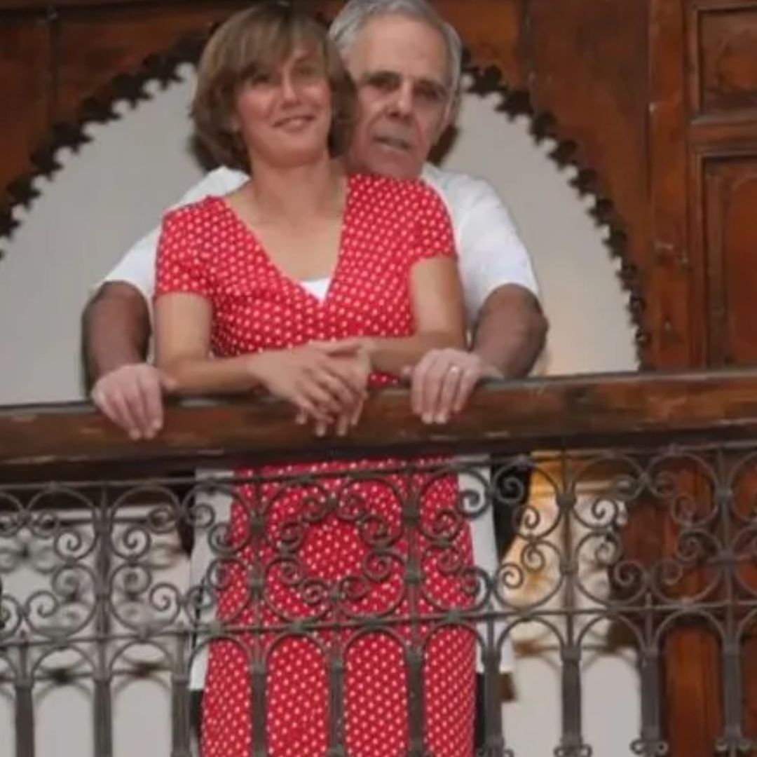 Fotos de Sandra Salgado en el balcón de su casa con vestido rojo y puntos blancos.
