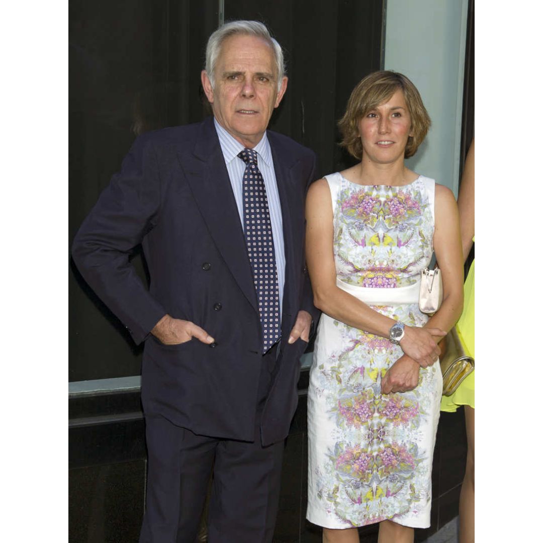 Jimmy  Giménez Arnau junto a su esposa Sandra Jiménez con atuendos elegantes.s