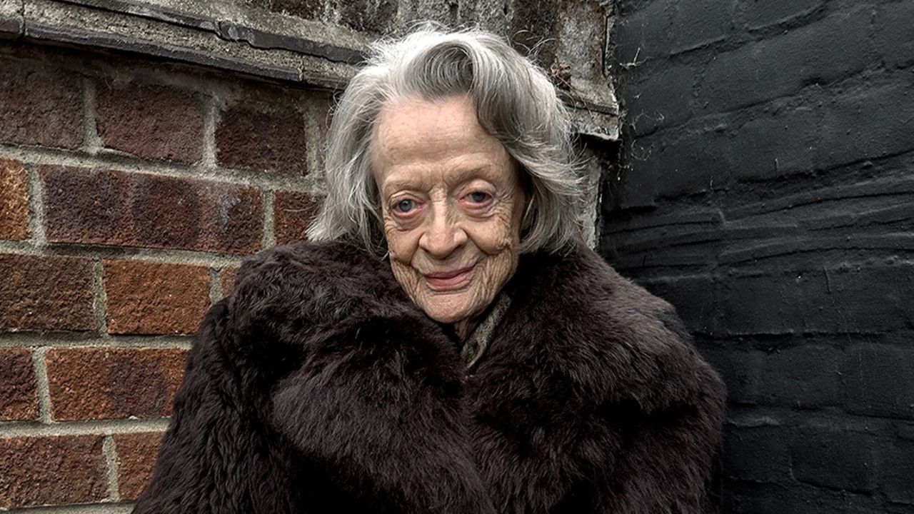 Esta fue una de las últimas fotos virales de Maggie Smith con su distinguido look elegante
