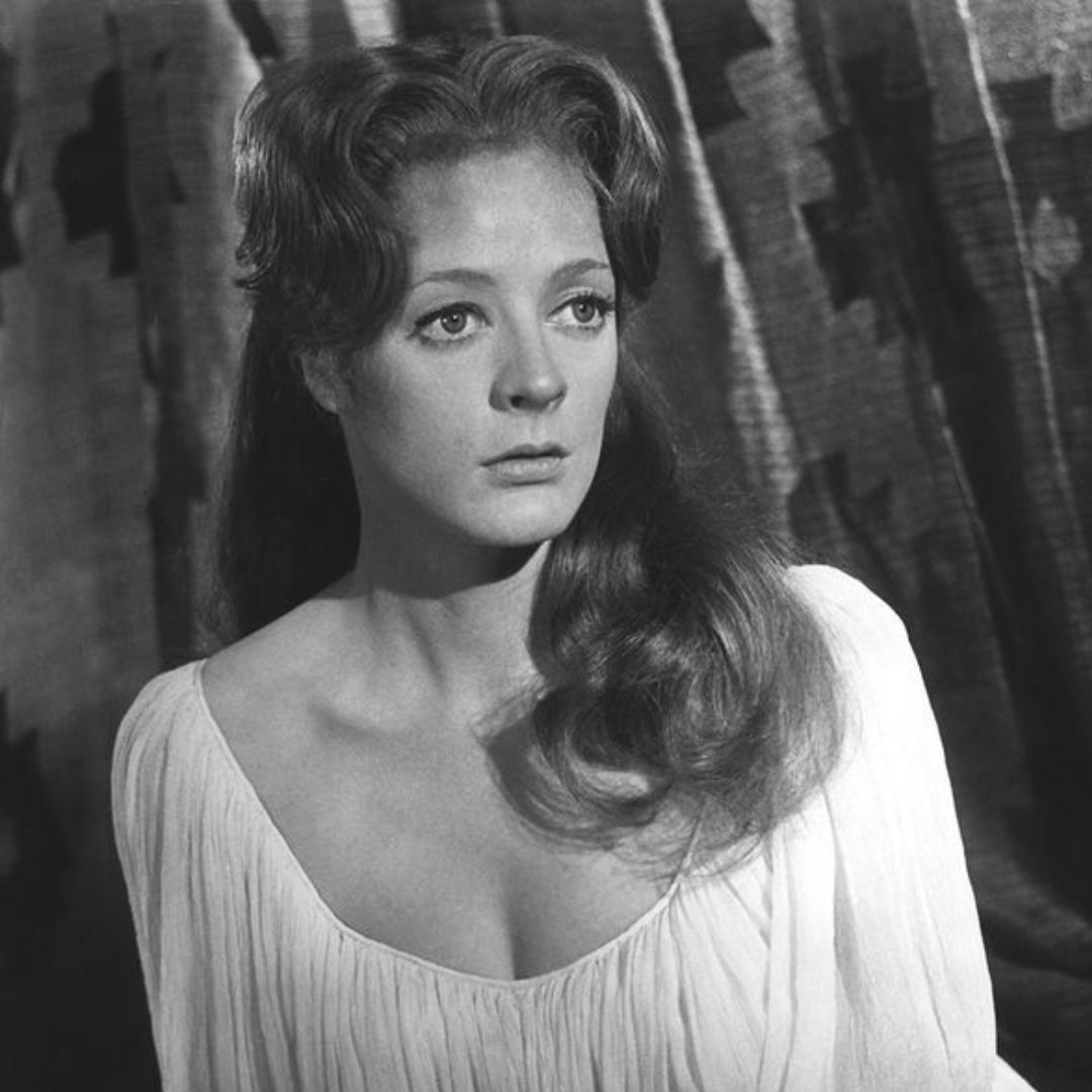 Maggie Smith con un vestido blanco.