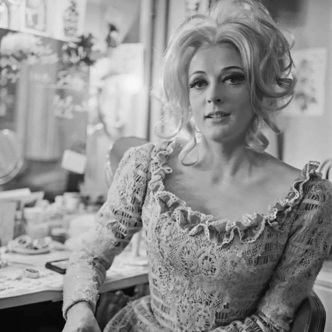 Maggie Smith durante una de sus primeras actuaciones en el teatro, donde comenzó a forjar su carrera estelar.