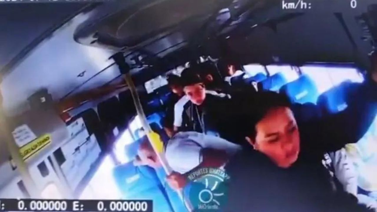 Drogan Drogan y roban a mujer en un bus: video captó a los ladrones