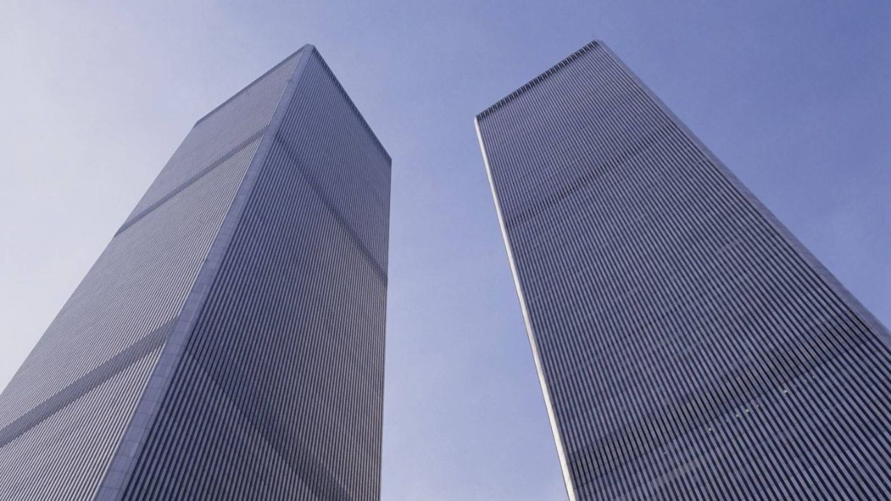 Torres gemelas en pie