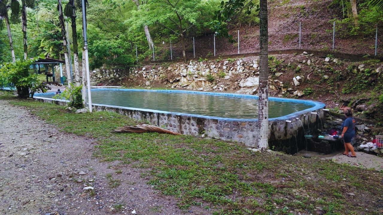 Aguas Termales Las Flores en la imagen, ofrece una piscina amplia con agua caliente.