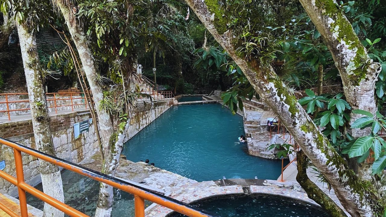 Aguas Termales Presidente, con una piscina con agua color azul.