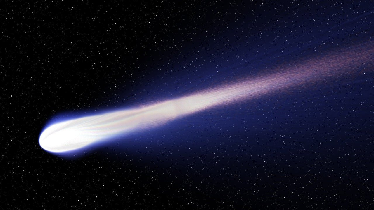 Un cometa pastel, color morado pastel en el cielo estrellado.