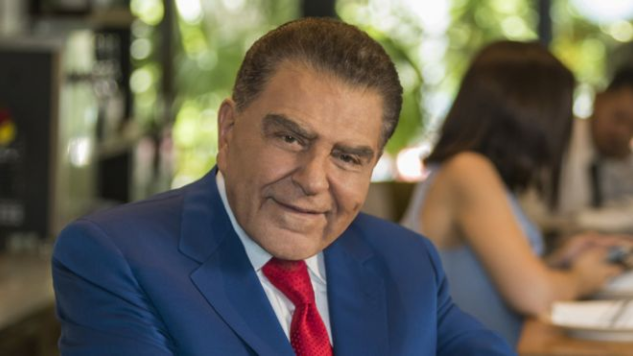 Don Francisco posando