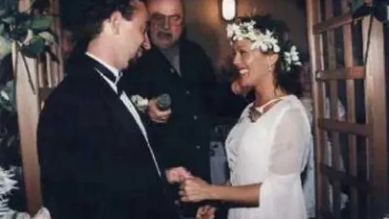 Farell Goodman y Alejandra Guzmán con traje de bodas frente a un altar casándose.
