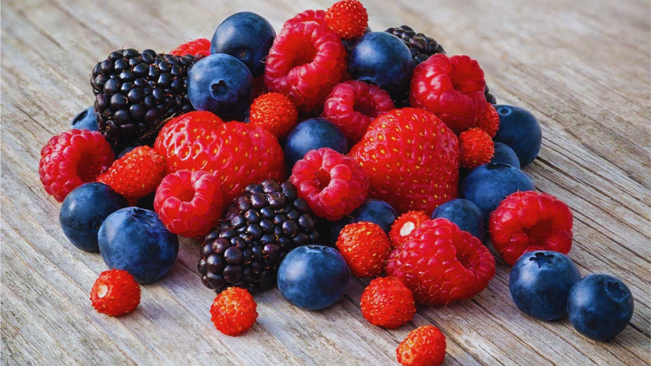 Moras rojas y moradas, con arándanos morados.