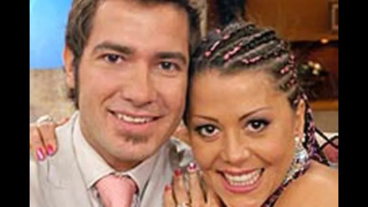 Gerardo Gómez con traje color beige y Alejandra Guzmán con trenzas en el cabello. 