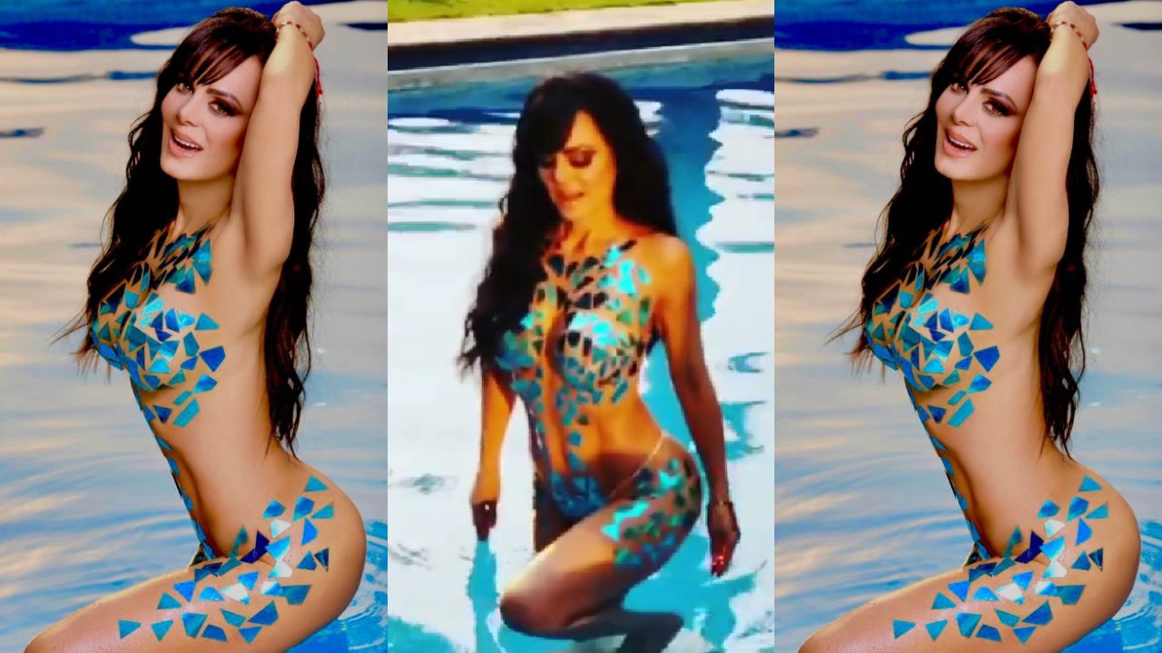 Maribel Guardia posando con un atuendo de cristales azules. 