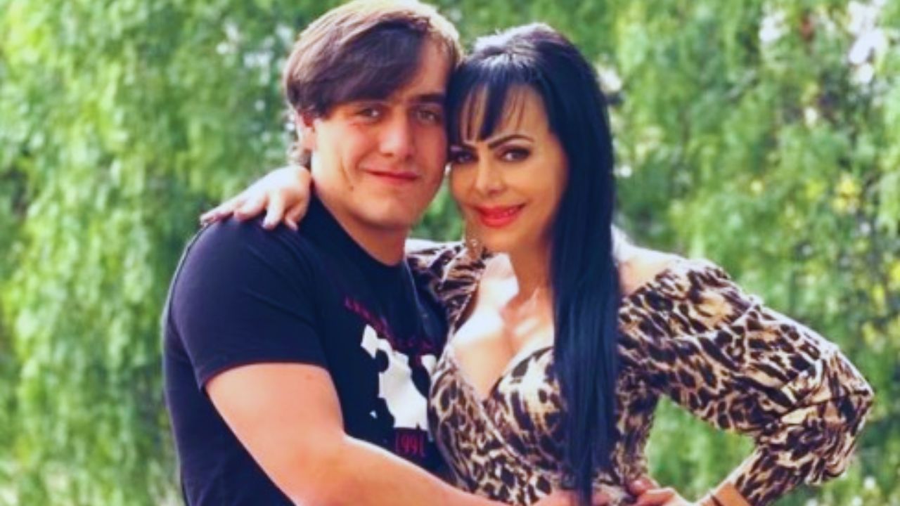 Julián y Maribel posando. Julián con camiseta negra y Maribel con vestido de leopardo. 