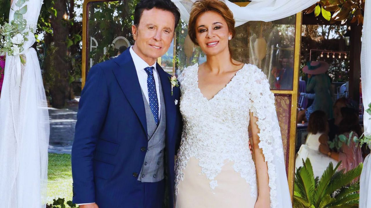 María Aldón y Ortega Cano en su boda. Él vestido de azul y gris y ella vestida de blanco.