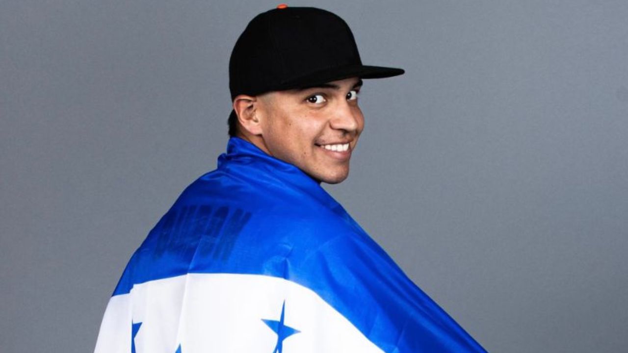 Mauricio Dubón portando la bandera de Honduras con gorra negra