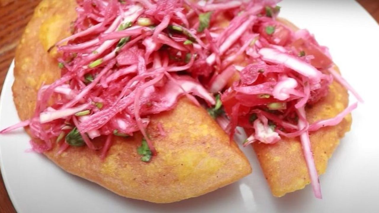 Pastelitos de maíz hondureños ensalada de repollo.