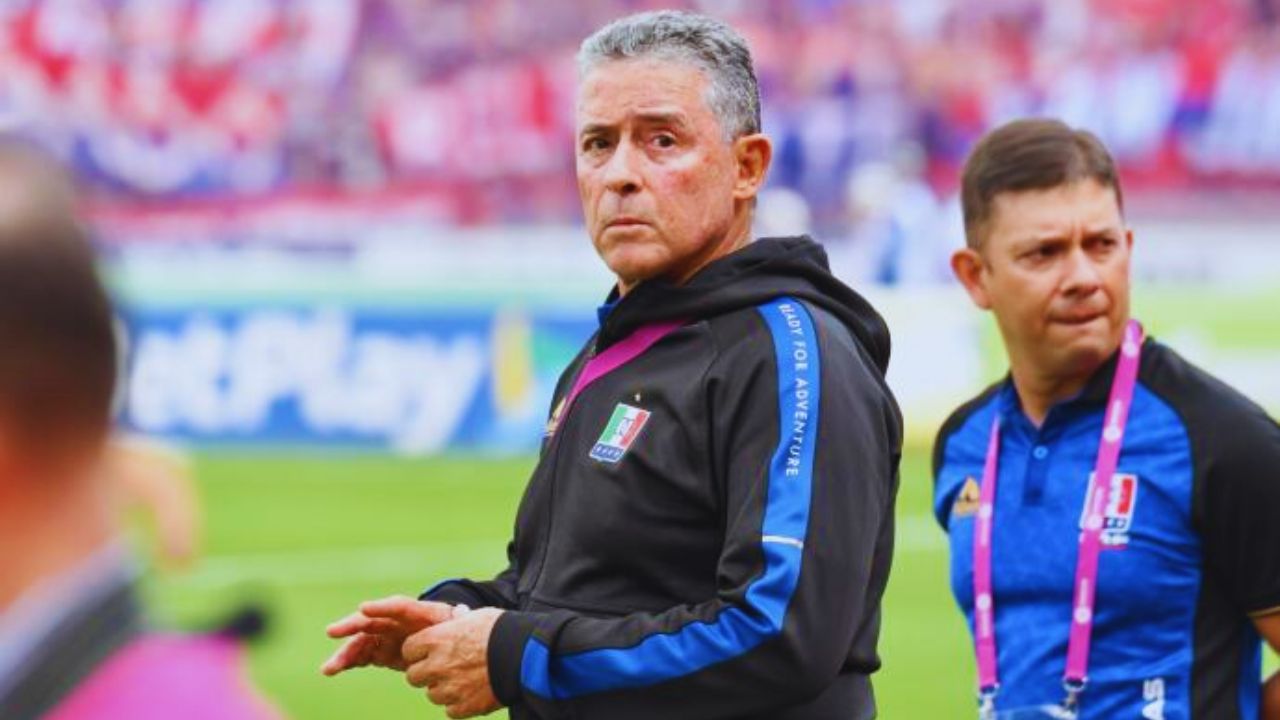 Imagen de Pedro Sarmiento con suéter color negro y azul en el estadio.
