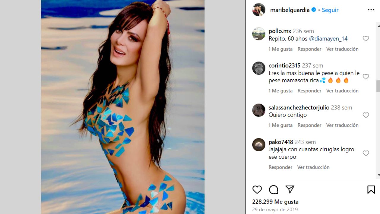 Post de Instagram de su foto con atuendo transparente con cristales azules.