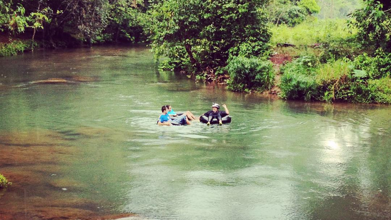 Recorrido en el agua sobre un flotador en el río de las cataratas.