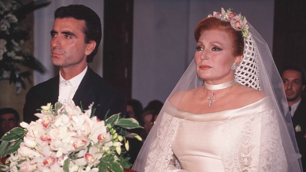 Ortega y Rocío en su boda, él vestido de color blanco y negro y ella con vestido blanco.