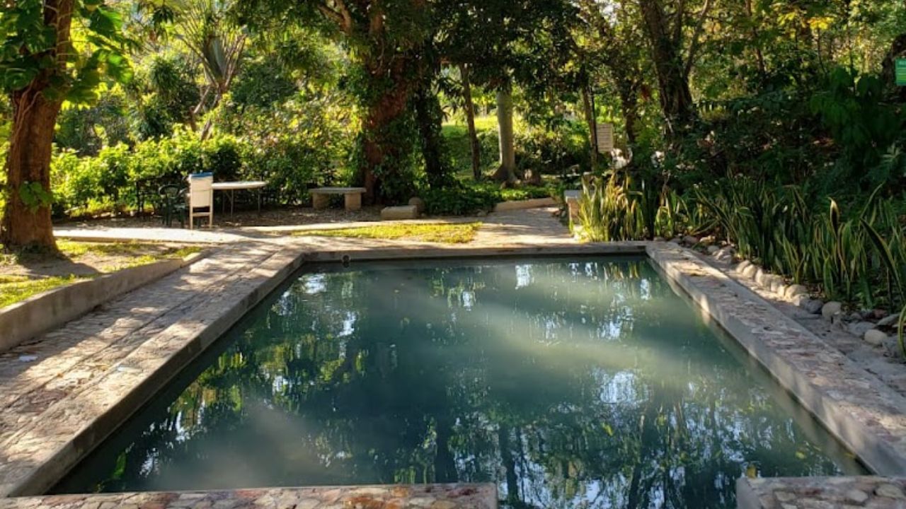 Termas del Río, se muestra en la foto una piscina con agua caliente color azul.