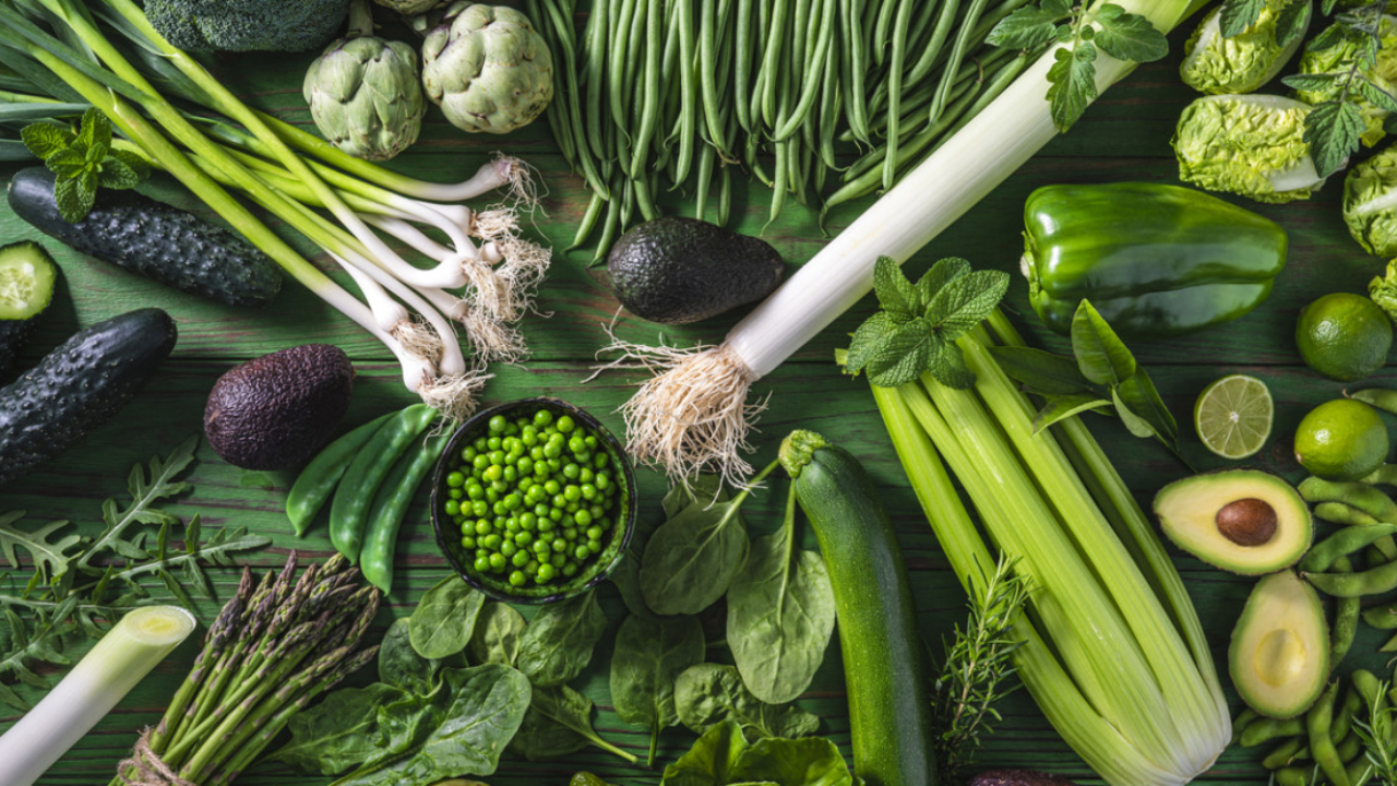 Verduras verdes, como la espinaca, los aguacates, la col, el brócoli, entre otros. 