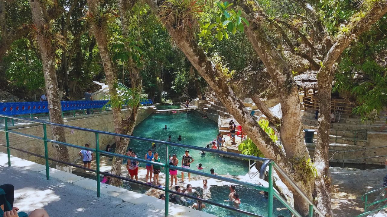 Villas de Agua Caliente es un lugar en medio de los árboles color verde, donde hay dos piscinas con agua color azul.