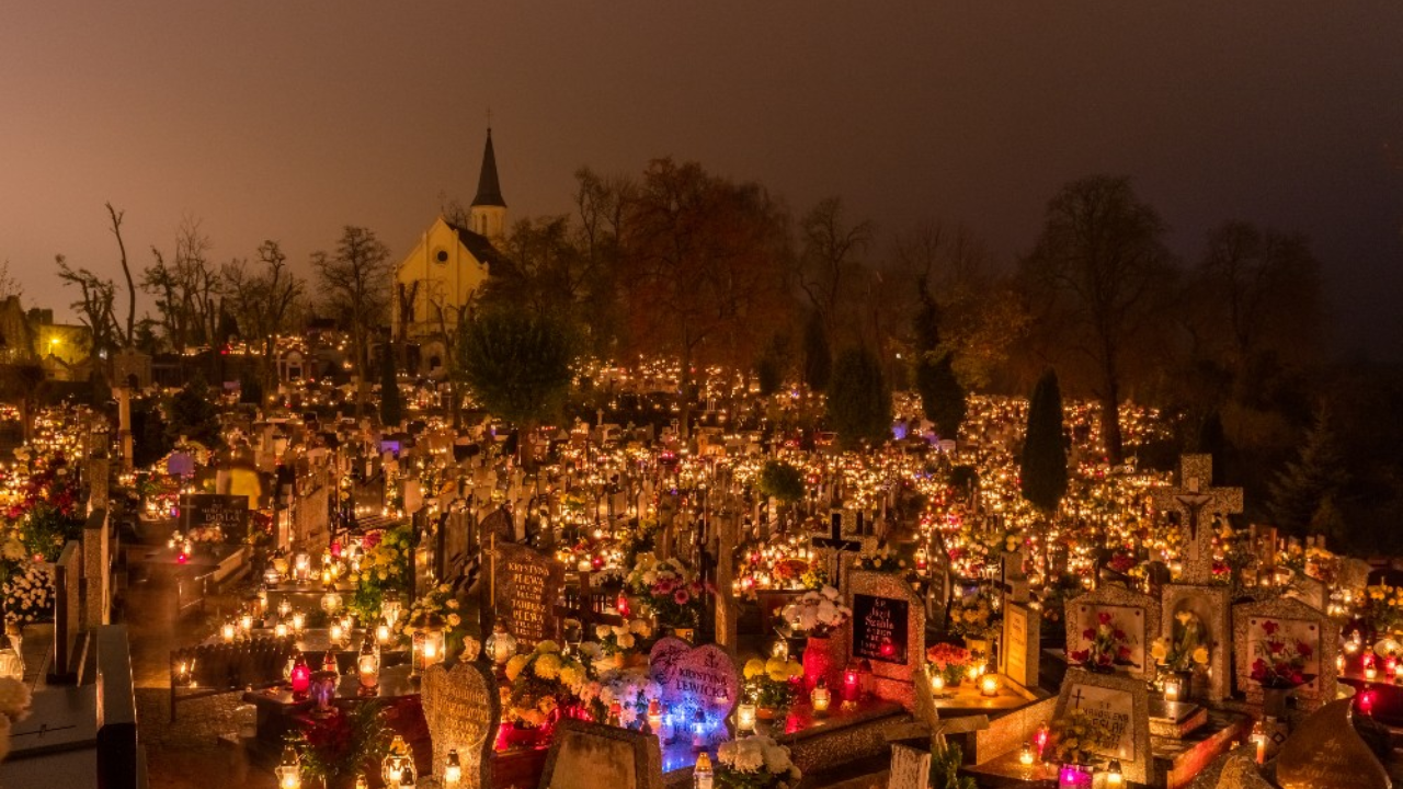 Cementerio con las tumbas decoradas 