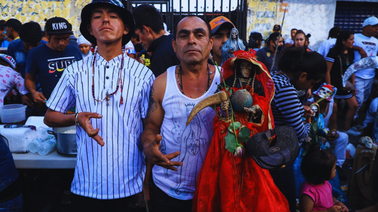 Dos hombres devotos a la imagen de la muerte en México.