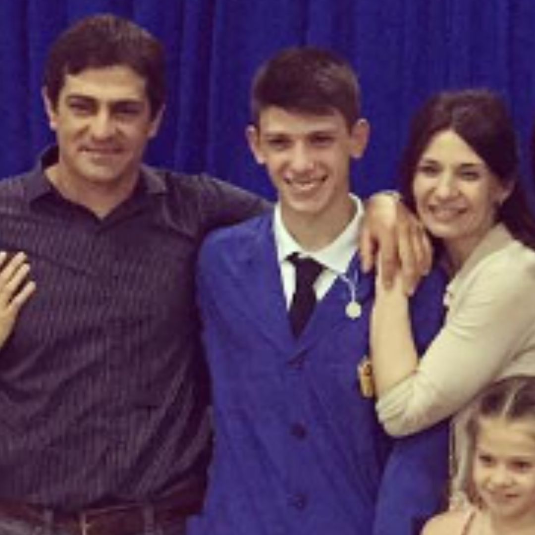 Facundo Bono junto a su madre Patricia del Bianco y su padrastro en su graduación en el 2017