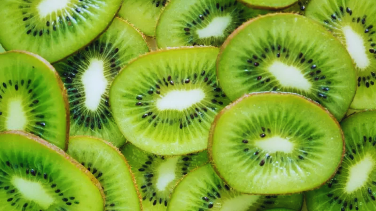 El kiwi es redondo con semillas negras, lo demás verde y el centro blanco. 