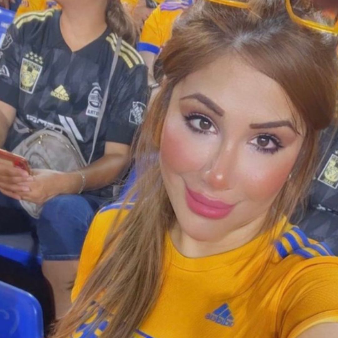 Foto de La Barbie con camisa del equipo Tigres con el pelo recogido.