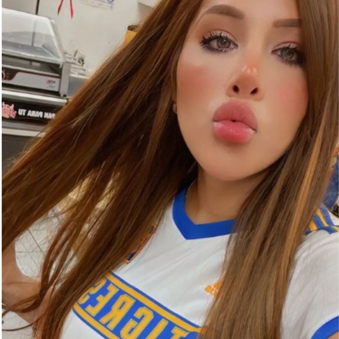 Ana Faby MTY con mueca dándo un beso.
