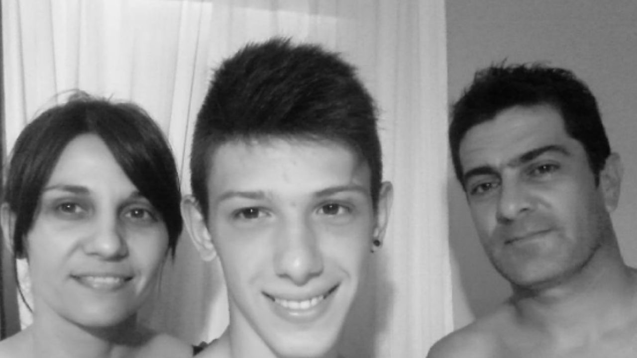 Facundo hijo de Demichelis, junto a su madre y su padrastro cuando tenía 14 años.