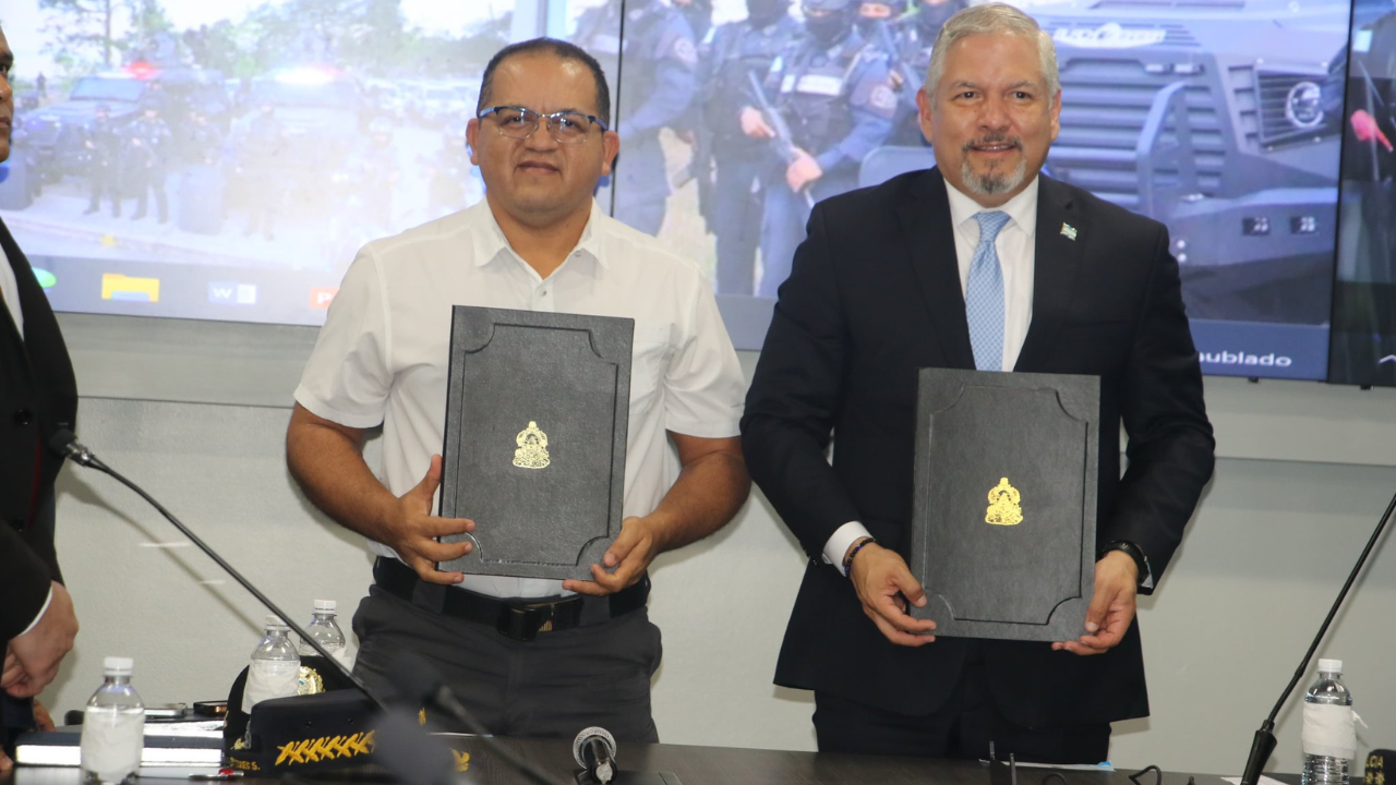 Imagen de Firman convenio para brigadas de renovación de licencias de conducir en España