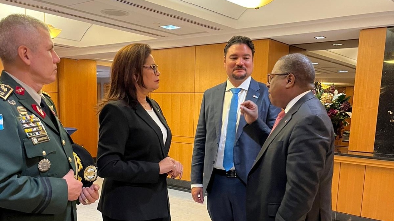 Rixi Moncada y jefe de las FF. AA. se reúnen con Brian Nichols, quien les recuerda importancia de celebrar elecciones libres y justas Imagen de Rixi Moncada y jefe de las FF. AA. se reúnen con Brian Nichols, quien les recuerda importancia de celebrar elecciones libres y justas
