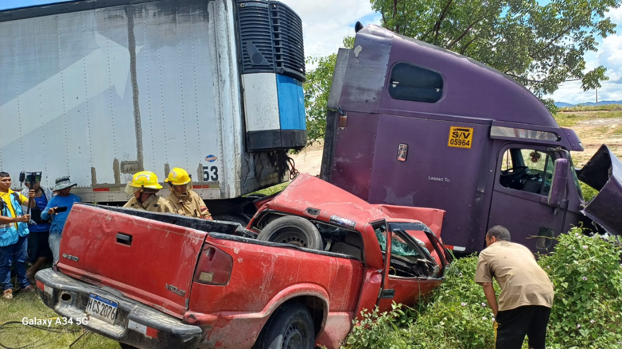 Imagen de Muere conductor de vehículo tras impactar contra una rastra en Choluteca