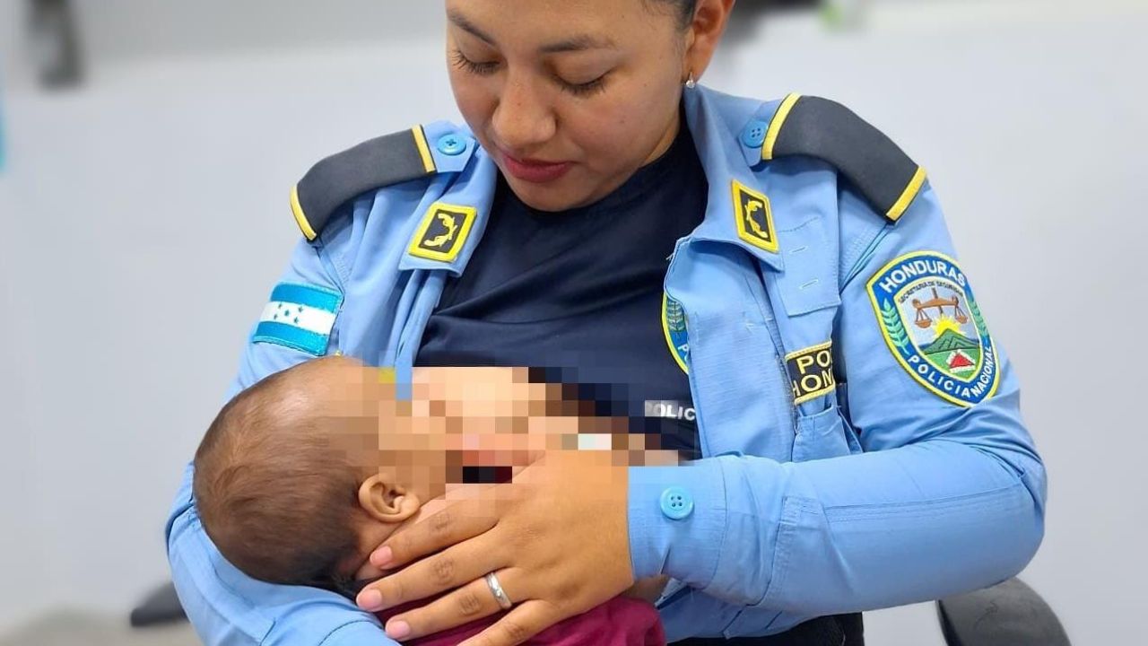 Imagen de Policía hondureña amamanta a bebé abandonada por su madre en Siguatepeque