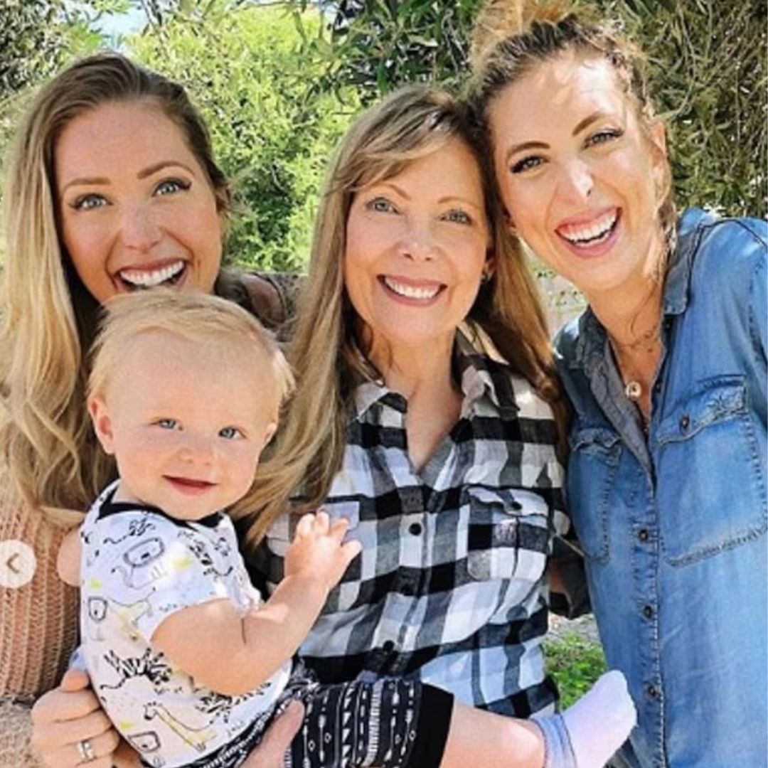 Valerie Lundeen en el 2019 junto a sus dos hijas Kirsten, Kaitland.