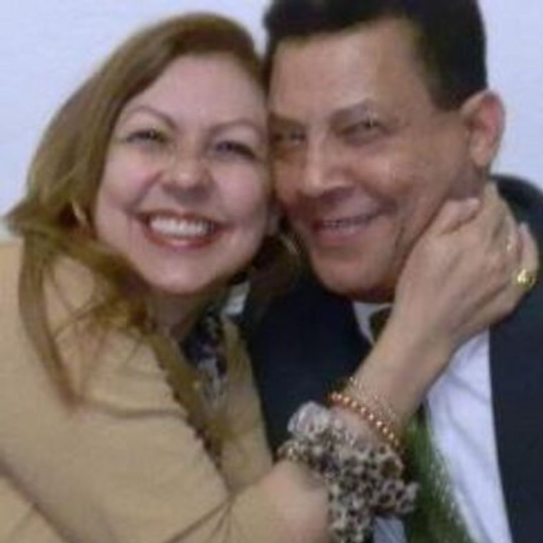 Rudy Marquéz abrazados y sonriéndo.