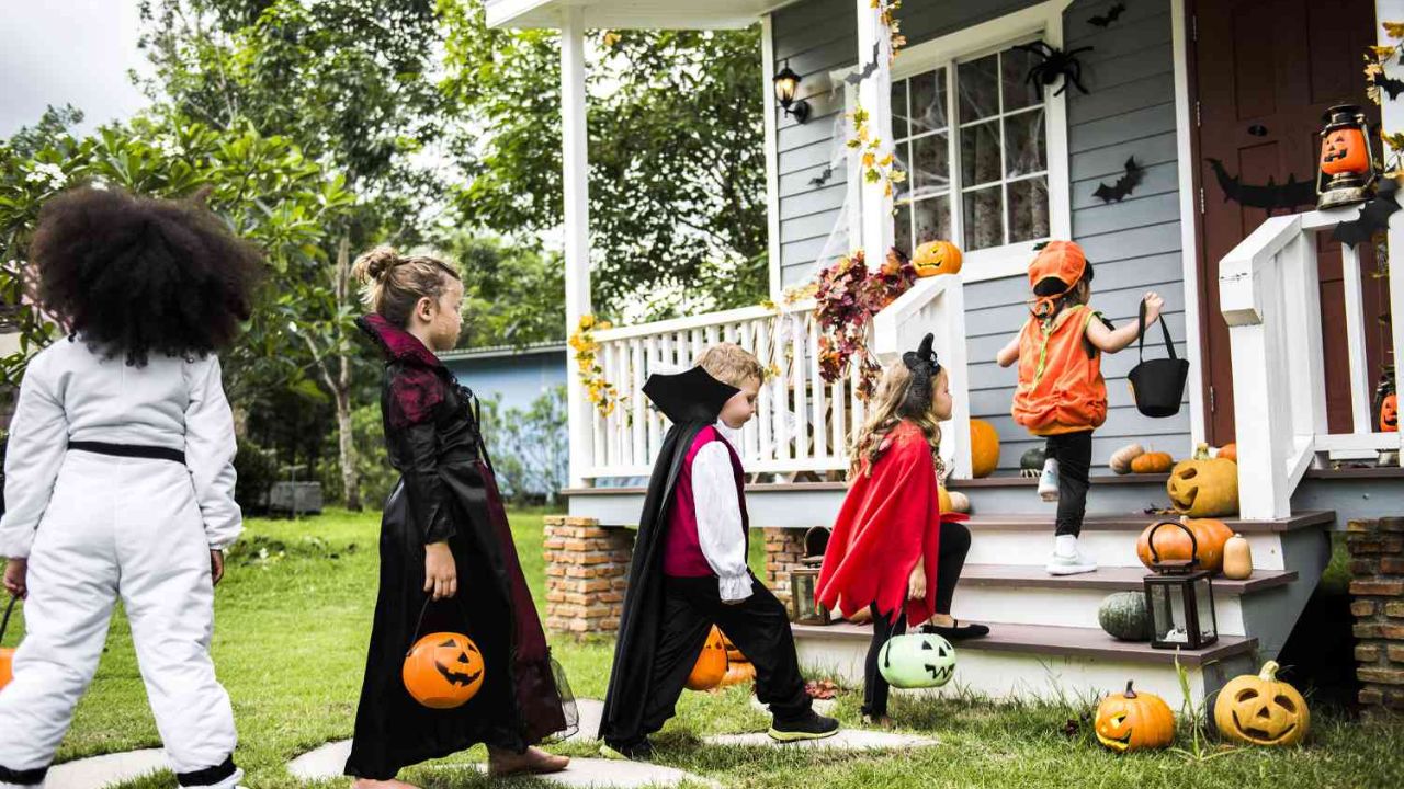 Niños pidiendo dulces en Halloween