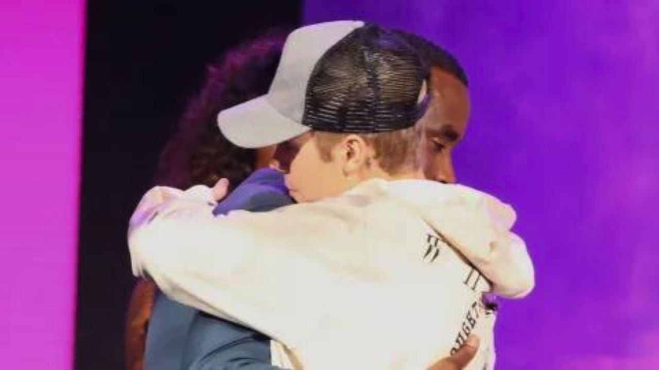 Abrazo entre Justin Bieber y P Diddy