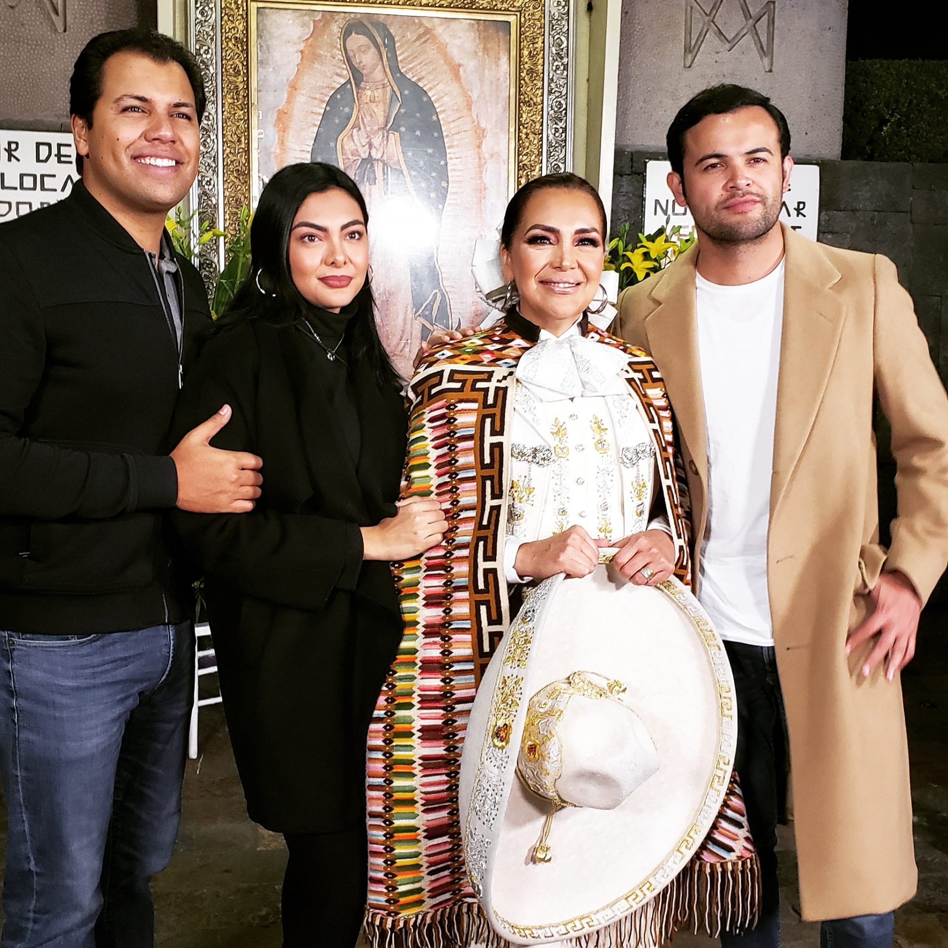 Aída Cuevas con sus tres hijos