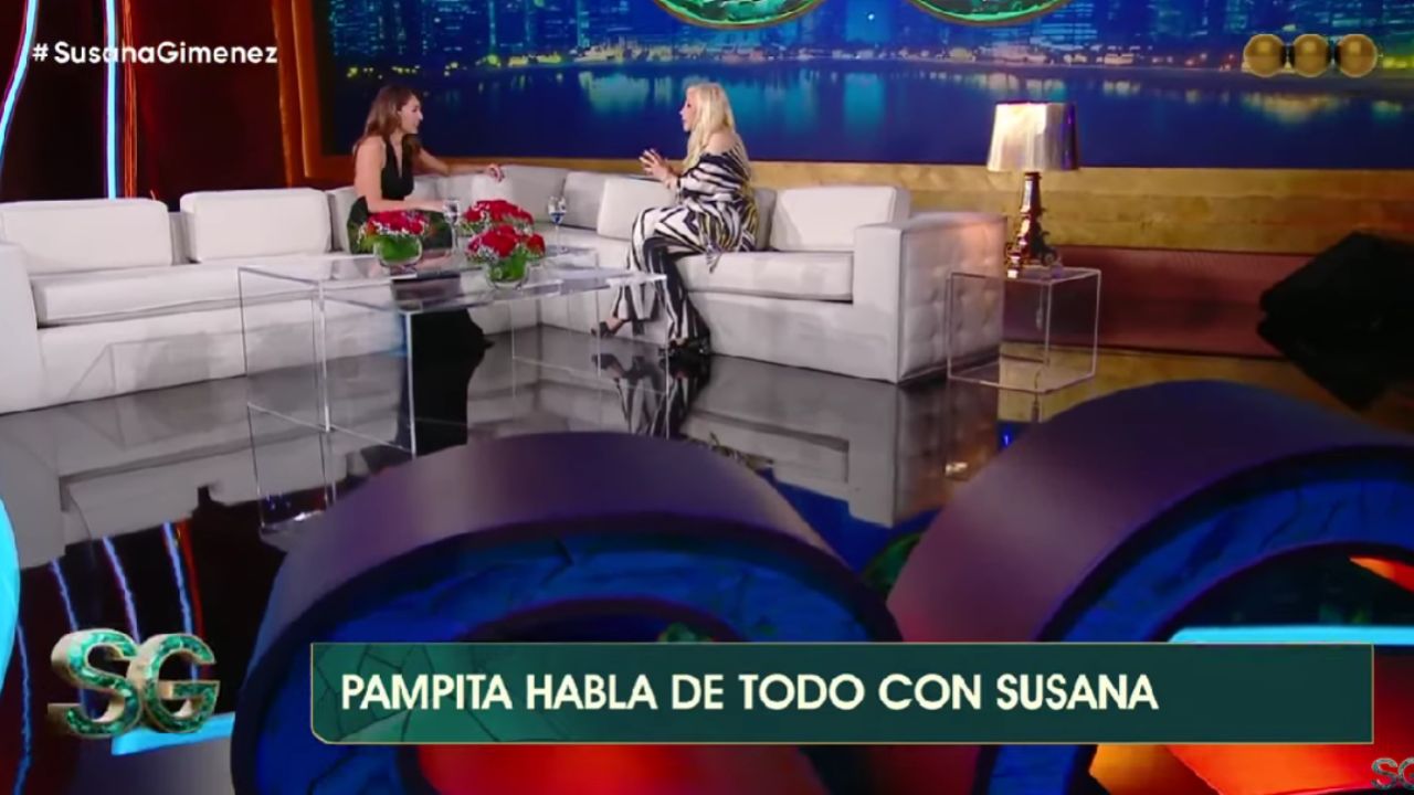 Captura de pantalla de la entrevista de Susana a Pampita, ambas vestidas de negro y blanco.