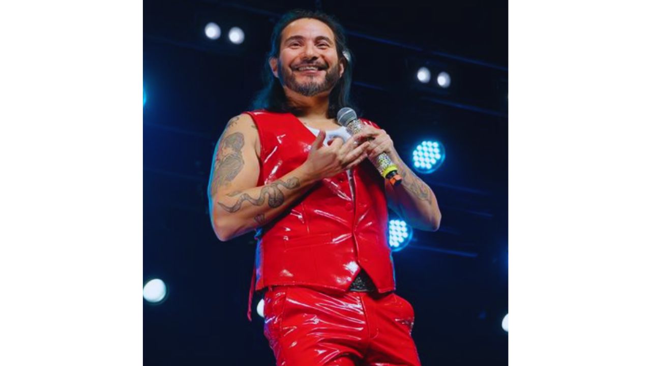 Foto de Felipe vestido con un traje totalmente rojo.