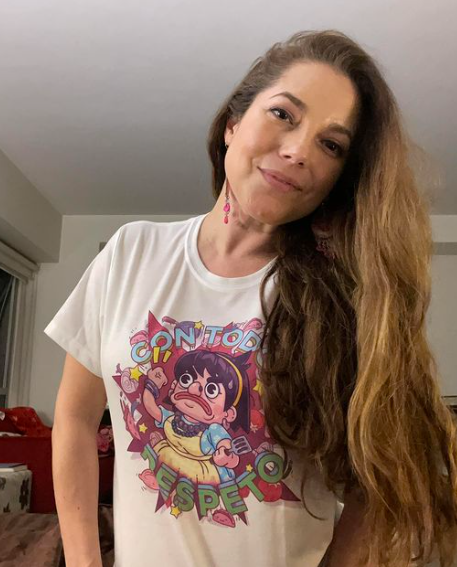 Fernanda Ostos en camisa blanca