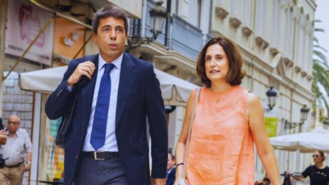 Carlos Mazon junto a su esposa agarrados de la mano