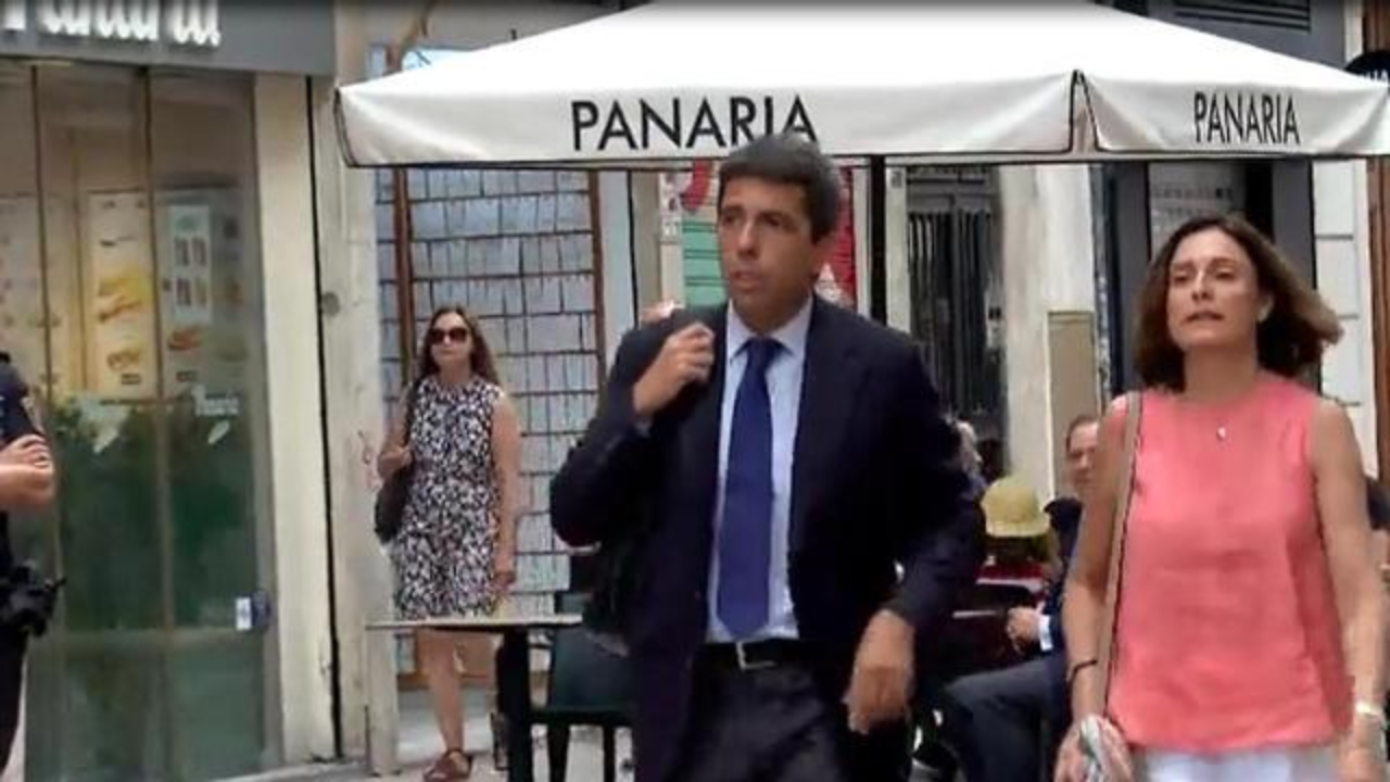 Captados la pareja caminando por una plaza