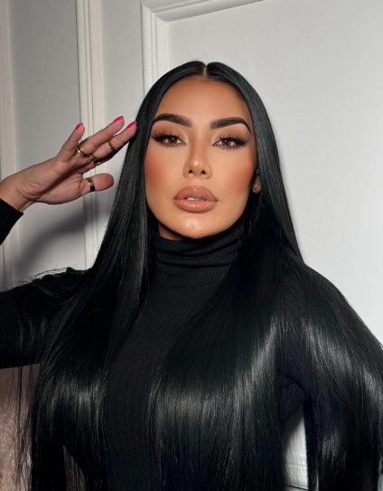 Marcela Reyes con ropa negra