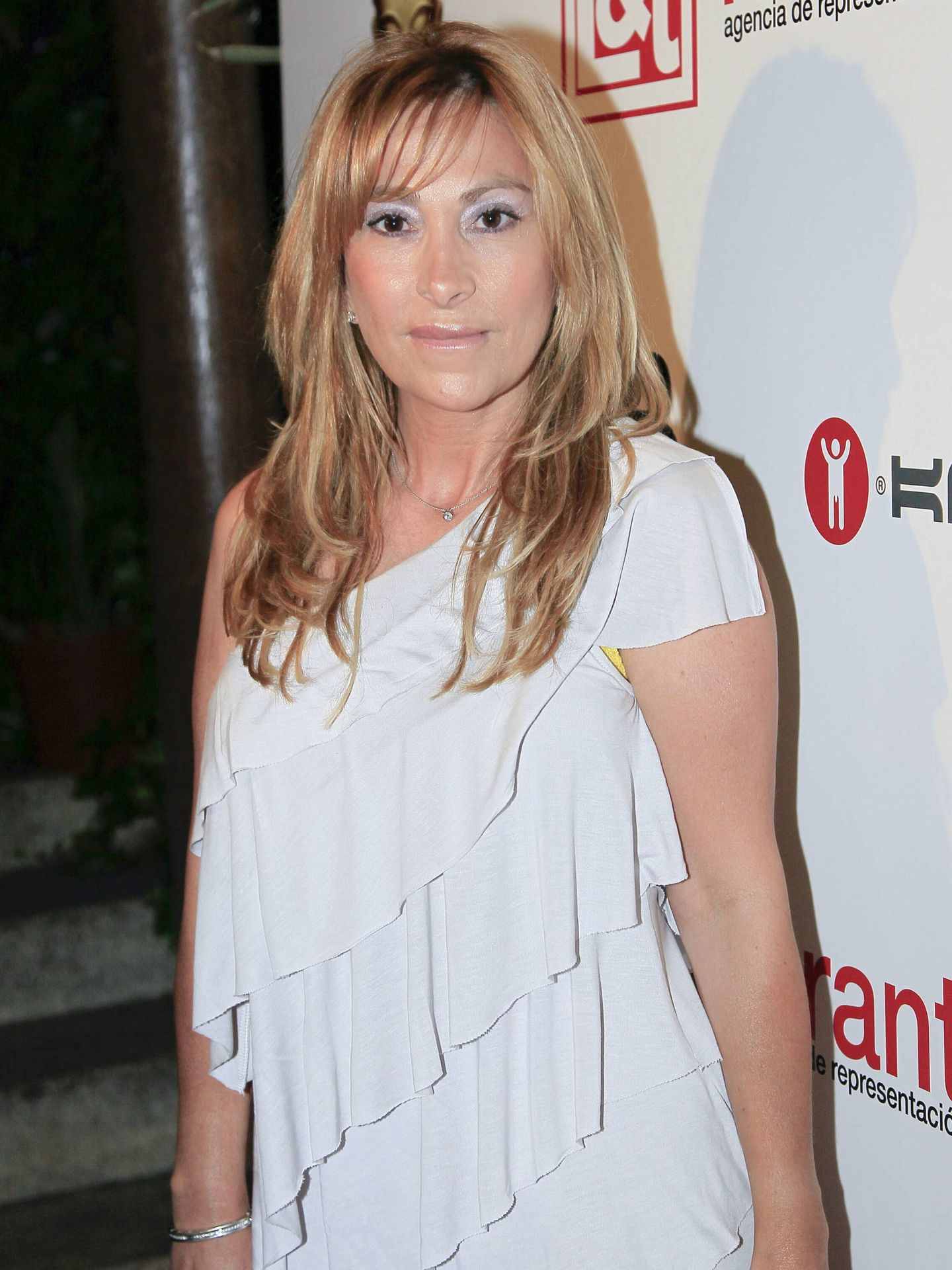 María de Mora con vestido blanco