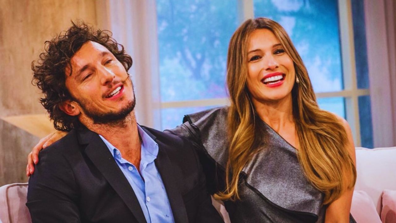 Foto de Pampita vestida de gris y expareja Juan Pico con caso negro y camisa de tela azul.